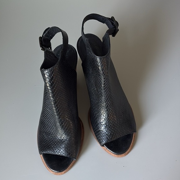 UGG Women's Audrey Exotic Black Leather Pump Size 8 - Picture 9 of 12